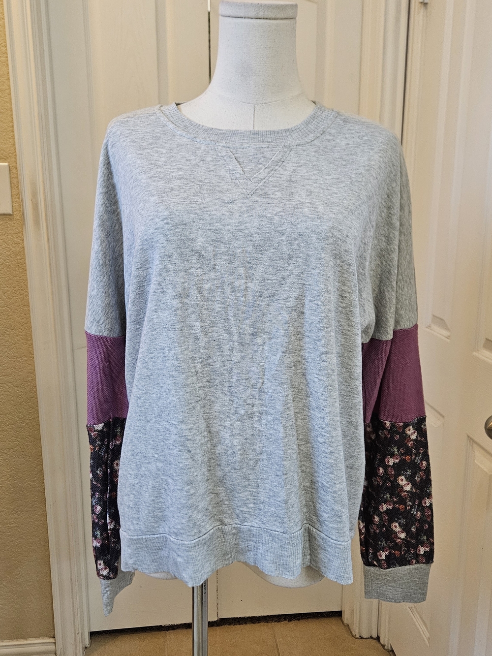 LUQ Heather Grey Floral Colorblock Pullover Top – Size Medium - Picture 3 of 9